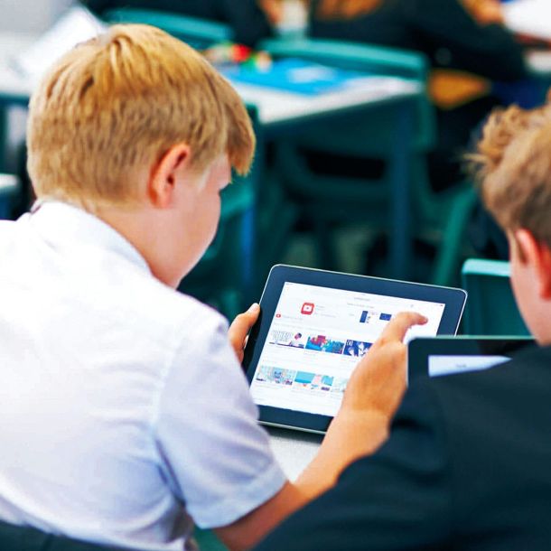 Ilustrasi Siswa Menggunakan Tablet Untuk Pendidikan