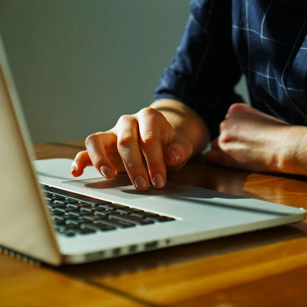 Ilustrasi Menggunakan Laptop