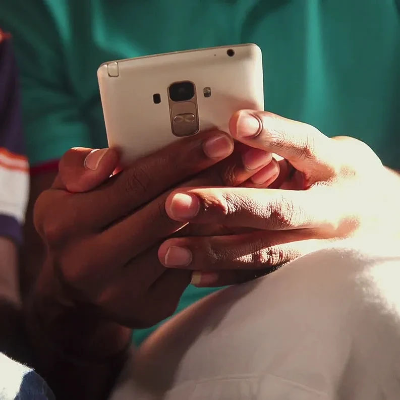 Ilustrasi Pria Memegang Ponsel