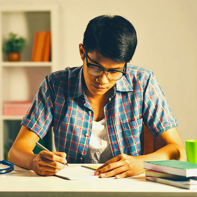 Ilustrasi Mahasiswa Membuat Tulisan