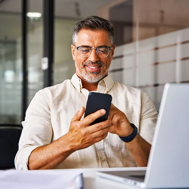 Ilustrasi Pria Menggunakan Gawai