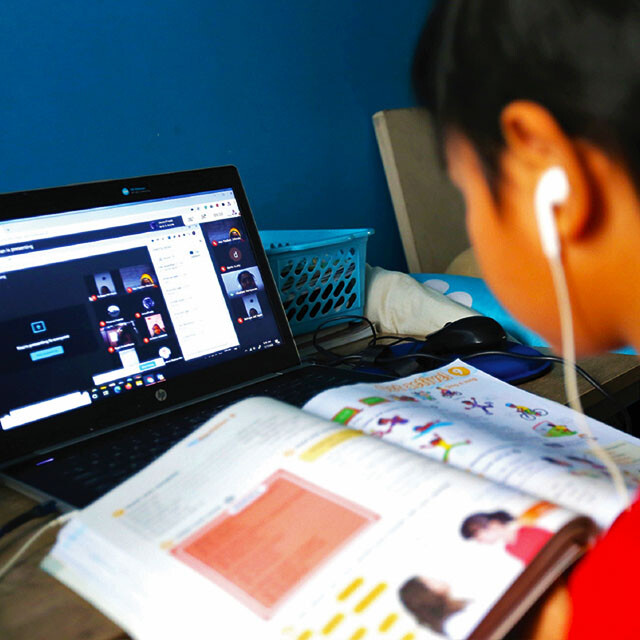 Ilustrasi Siswa Menggunakan Laptop