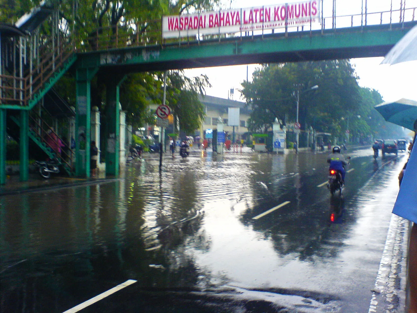 04 Stasiun Besar Gambir Saat Hujan panoramio