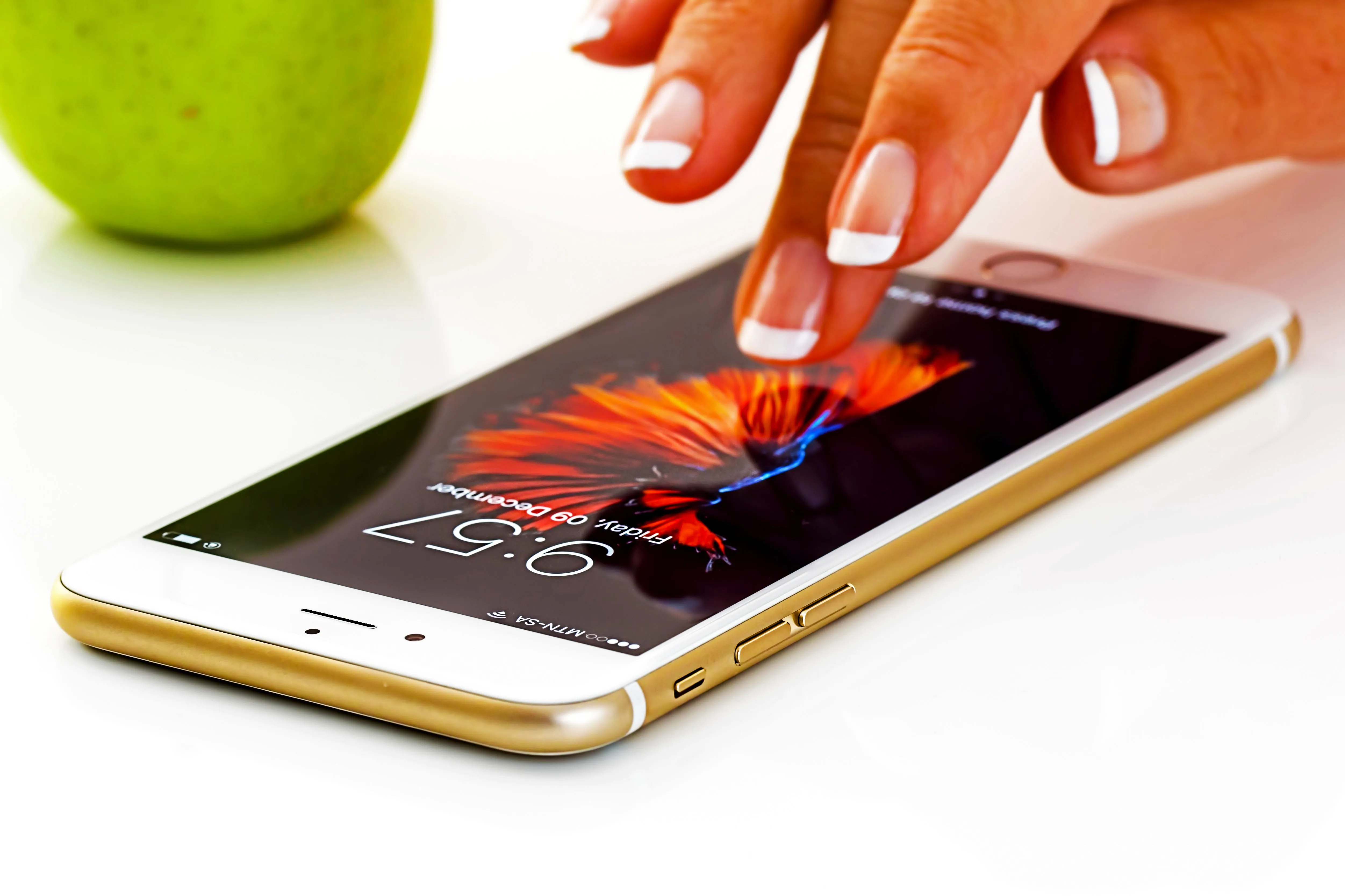Tangan memegang smartphone siap mengirim SMS