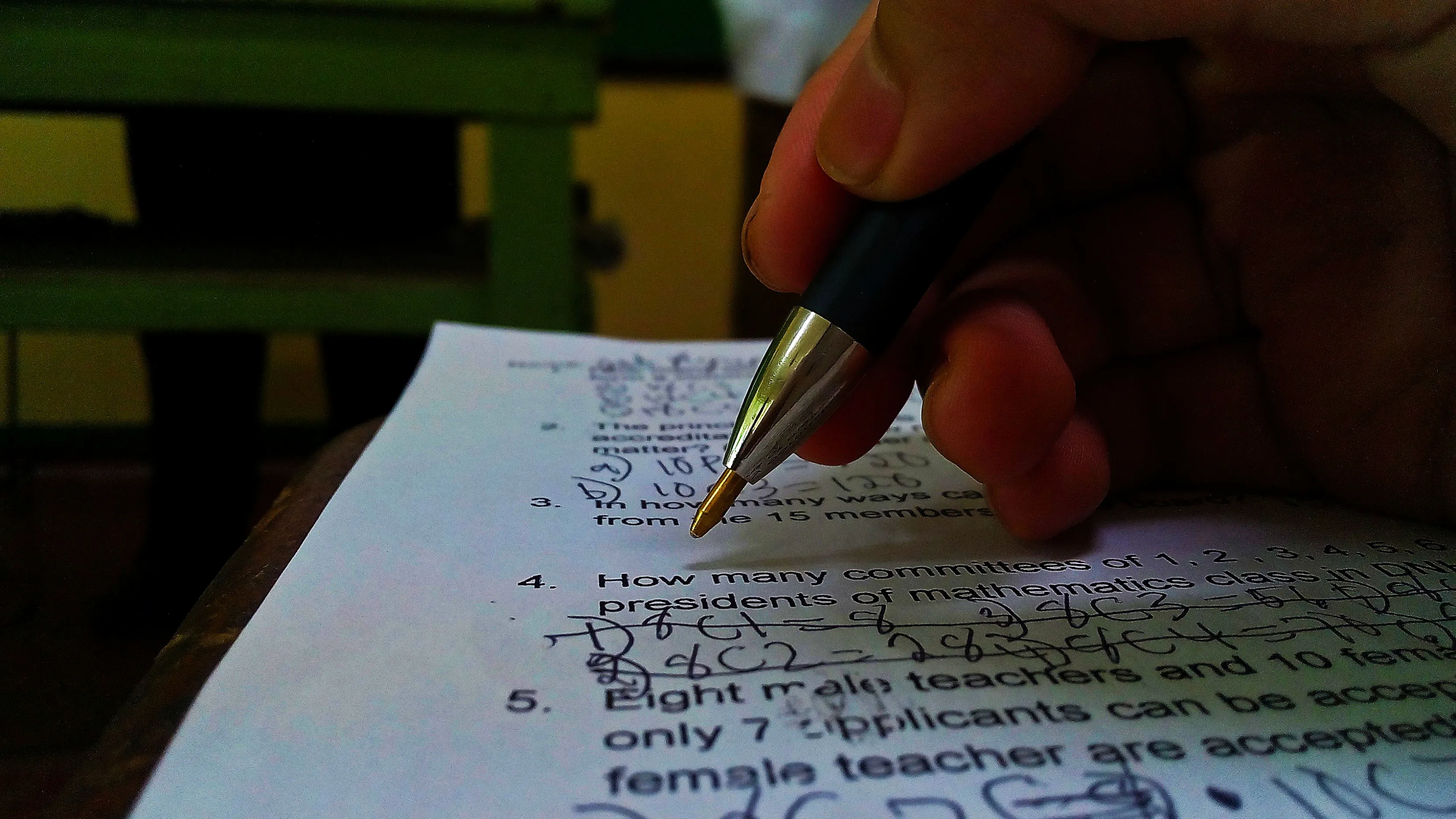 Siswa menulis jawaban kuis/ujian di kertas