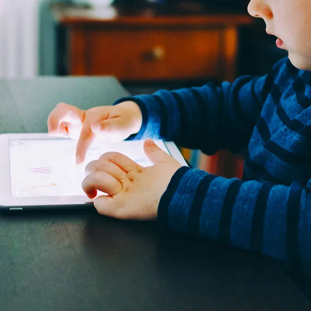 Anak Kecil Menggunakan Tablet