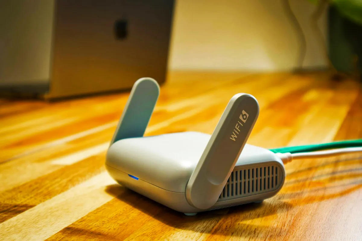 05 Router Wi Fi 6 modern dengan antena internal di atas meja