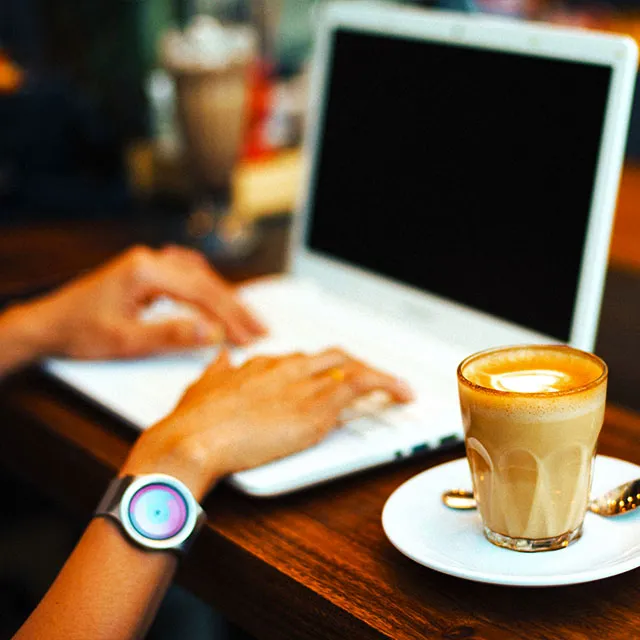 Ilustrasi Bekerja di Depan Laptop Sambil Ngopi