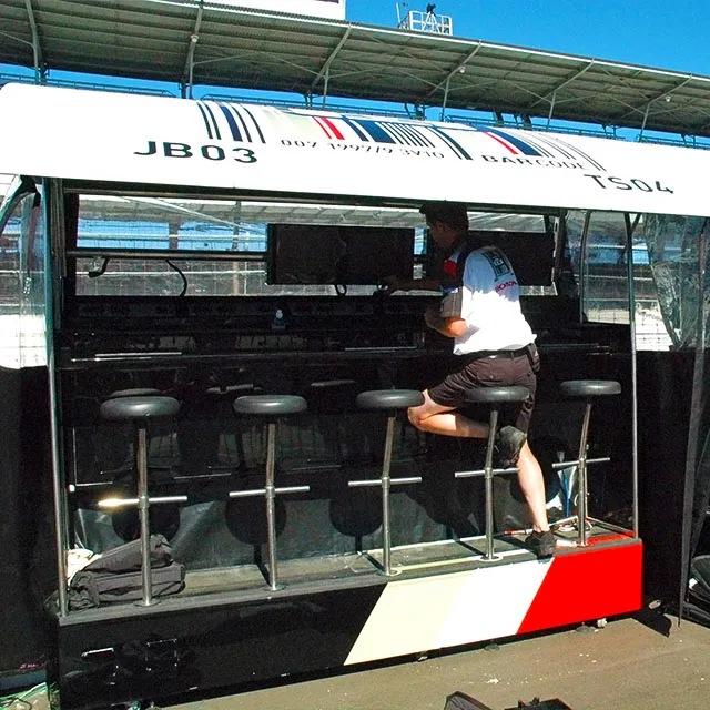 Engineer tim F1 memantau data balapan di pit wall