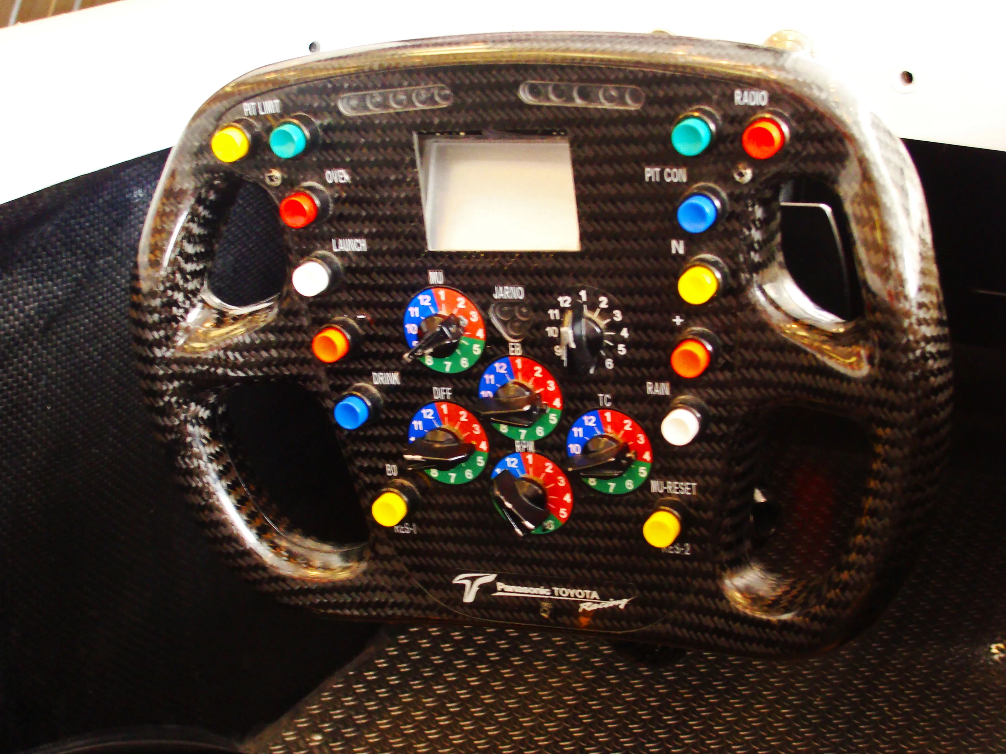 Setir mobil Formula 1 modern dengan layar data digital