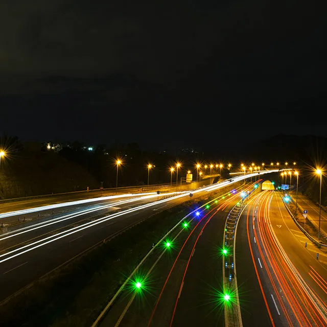 Jalur jalan raya kota di malam hari