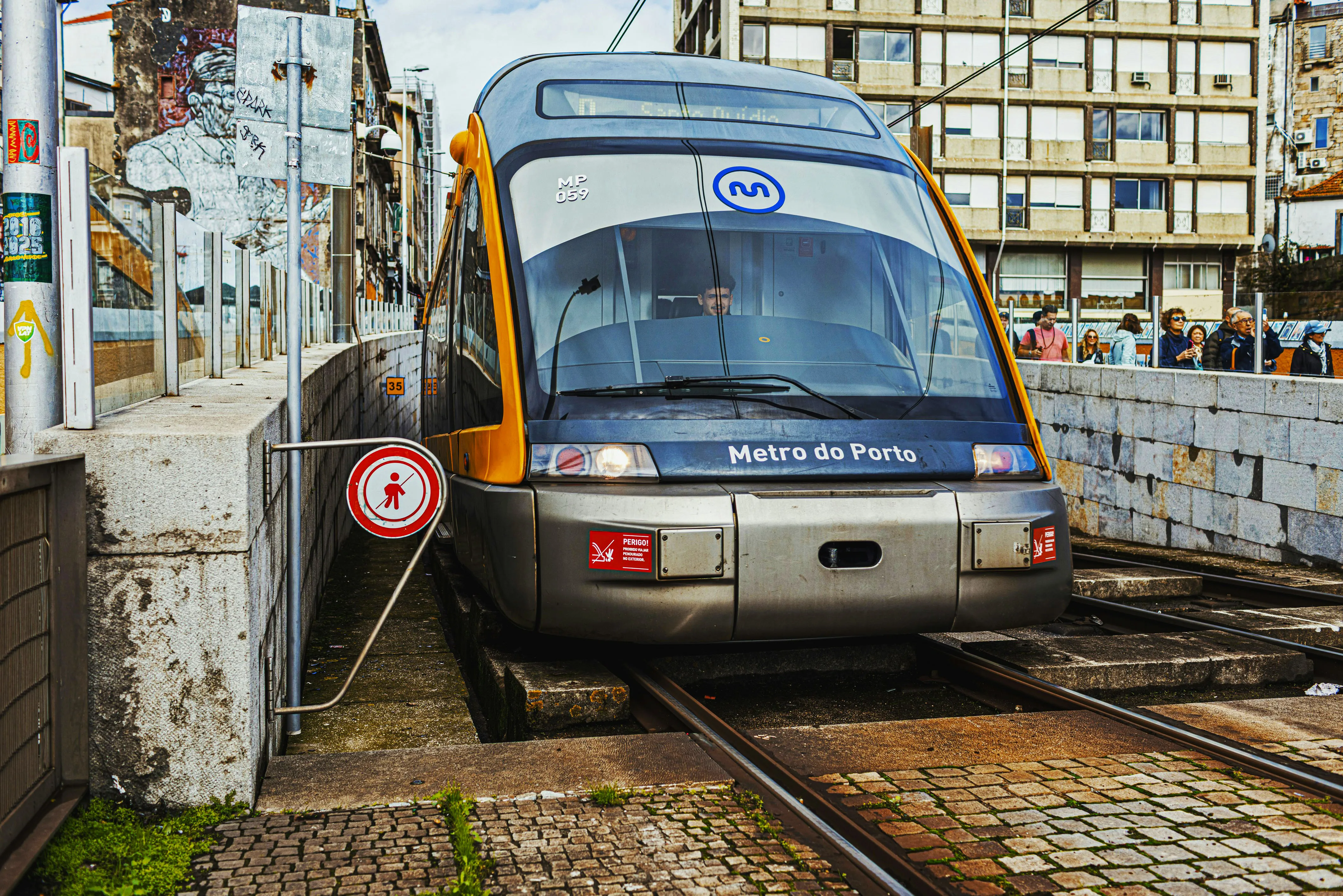 kereta metro modern tiba di stasiun perkotaan