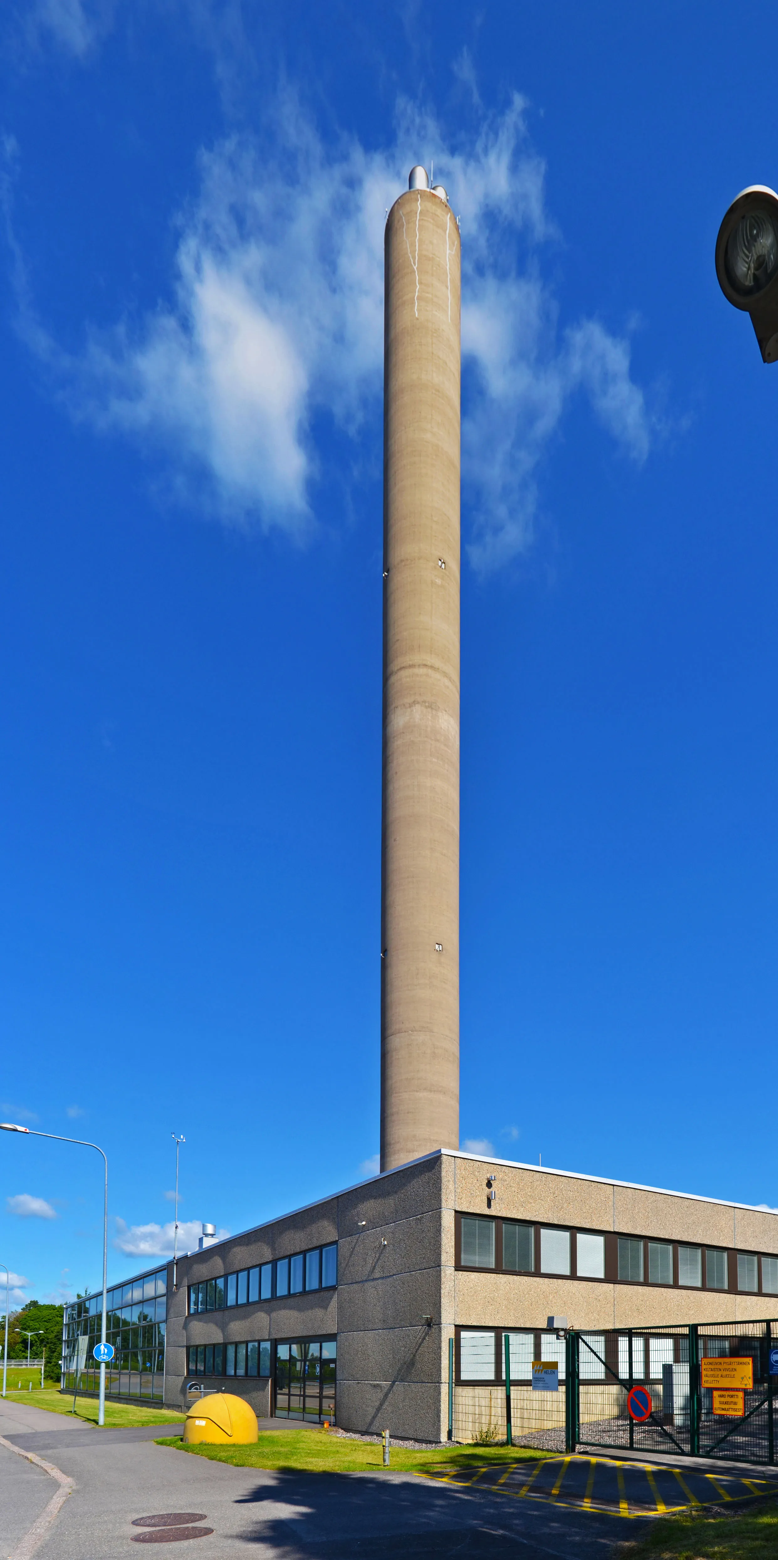 Fasilitas pemanas distrik dengan cerobong di kawasan kota