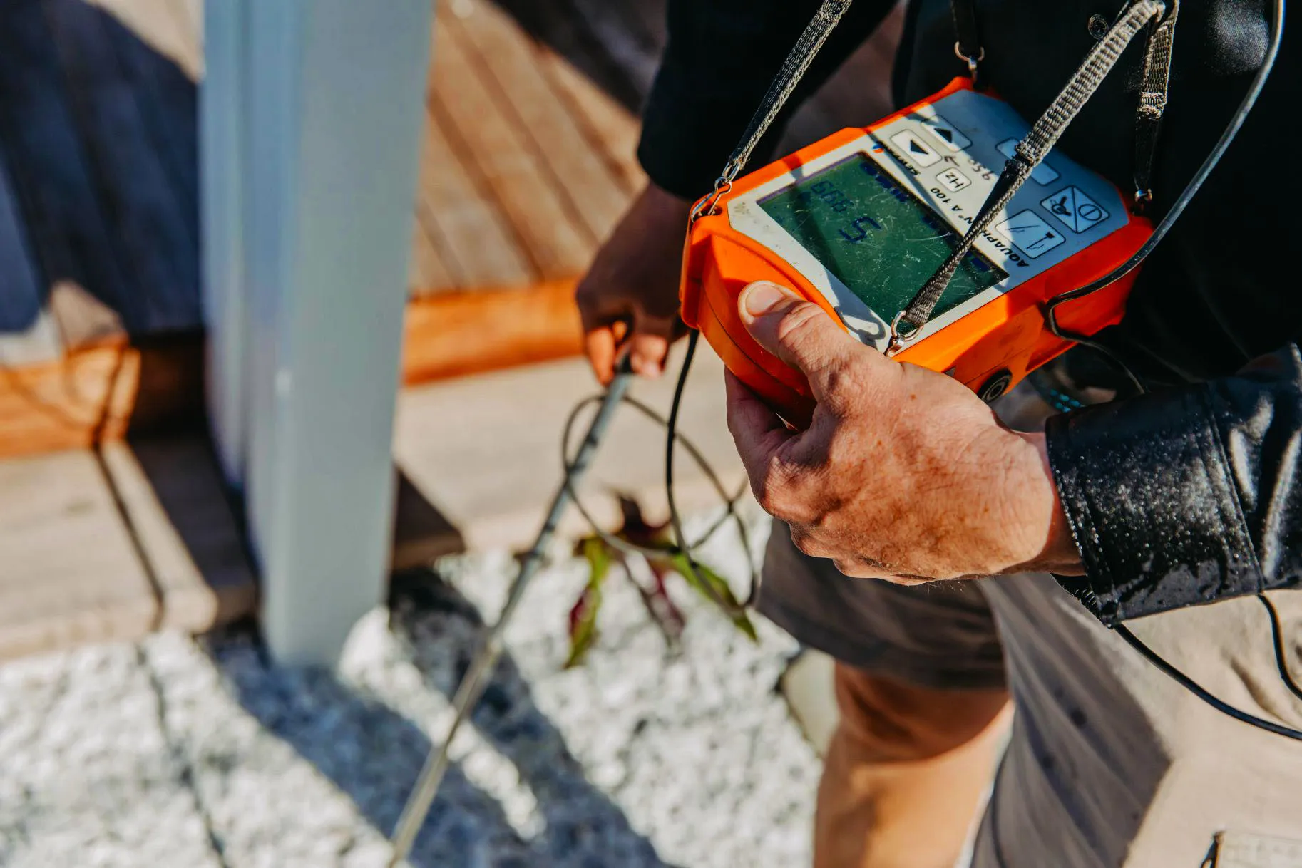 Teknisi memeriksa kebocoran air dengan alat deteksi