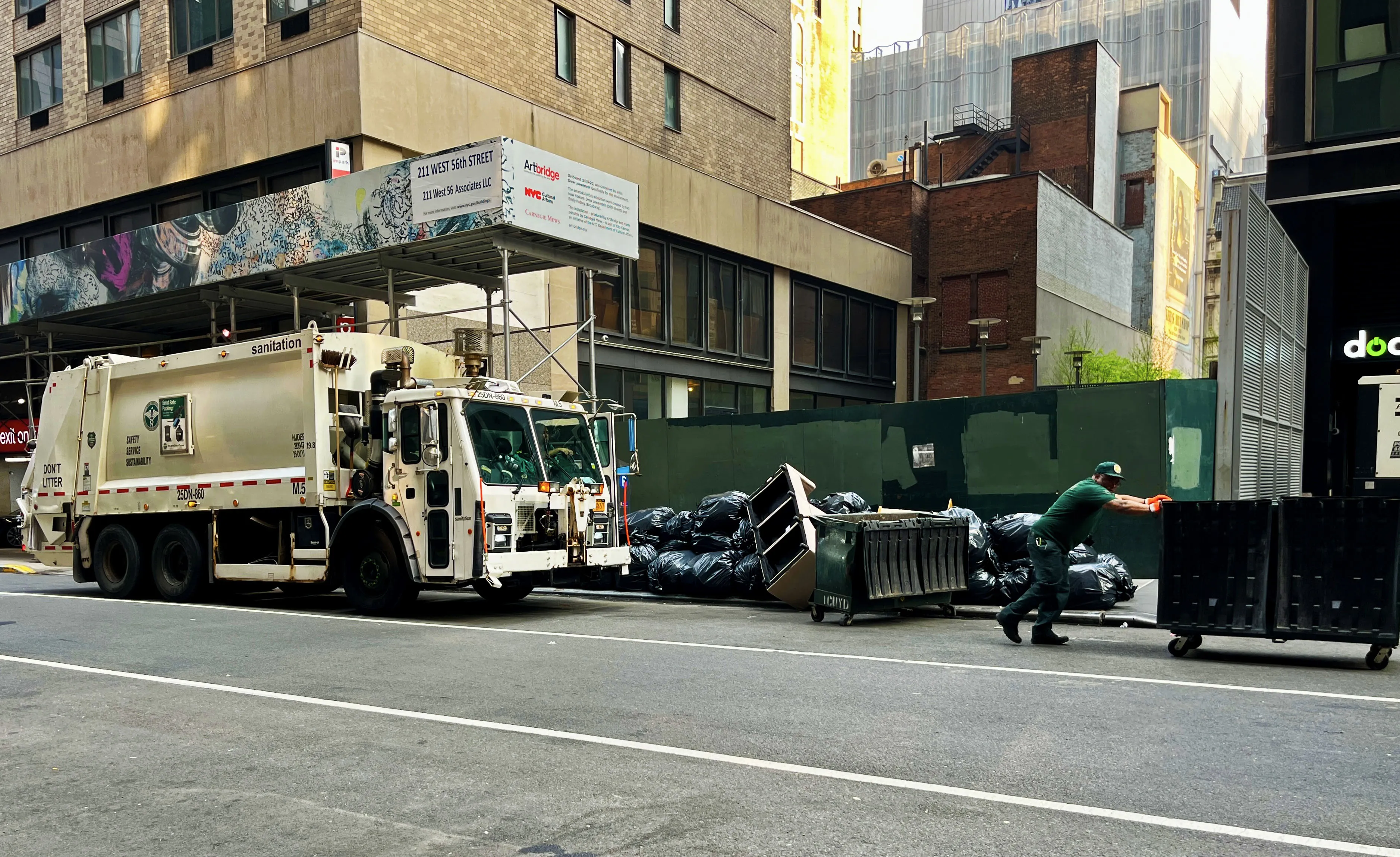 Truk pengangkut sampah kota di jalan perkotaan