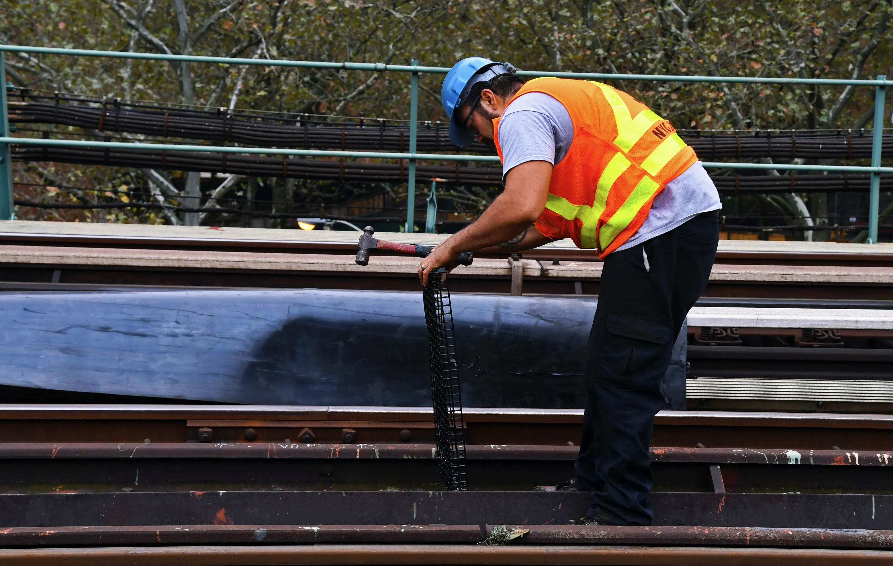 Petugas inspeksi rel melakukan pengecekan jalur kereta