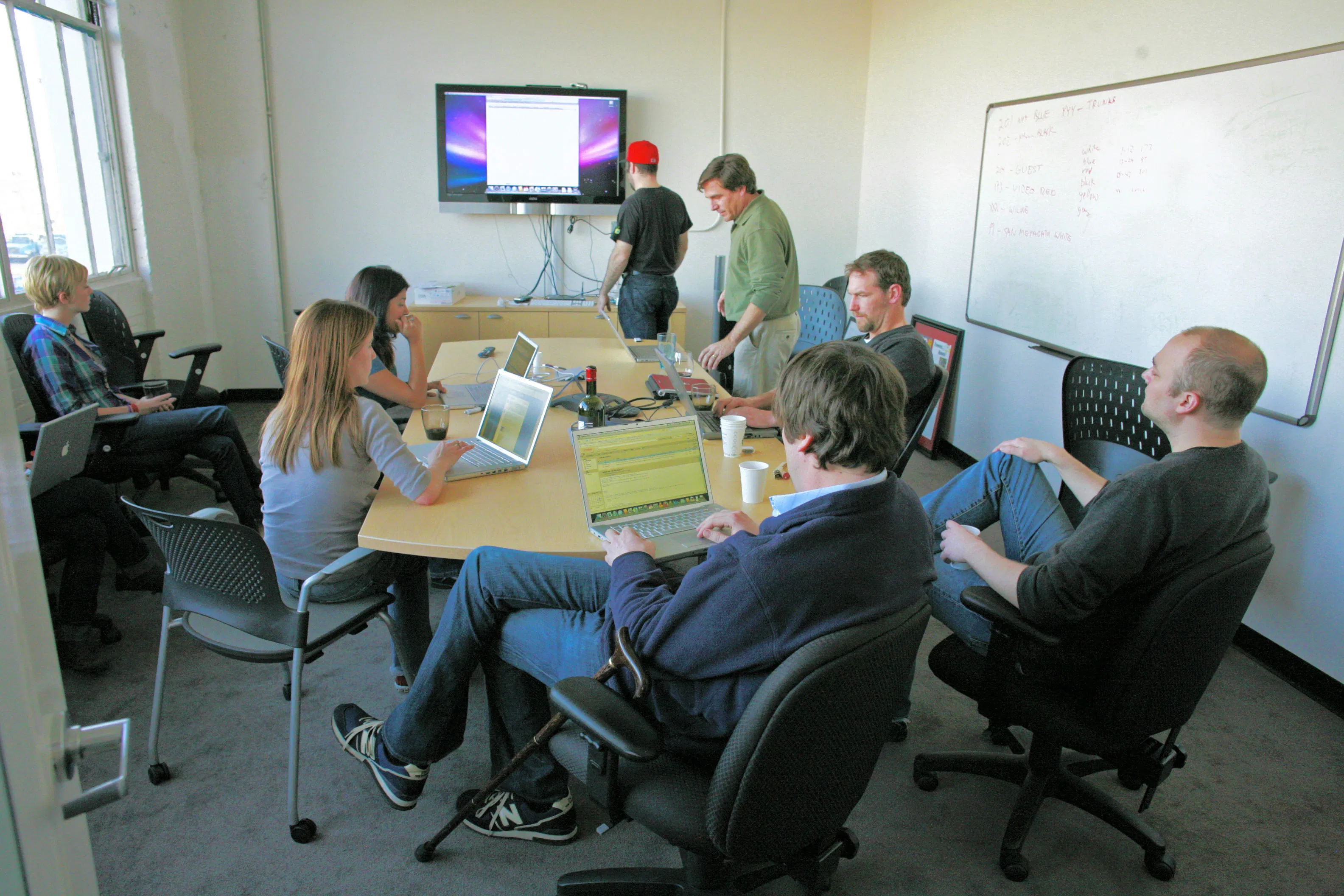 Tim berdiskusi untuk menyatukan data dan keputusan