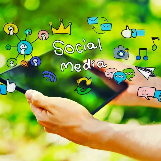 Ilustrasi Menggunakan Media Sosial
