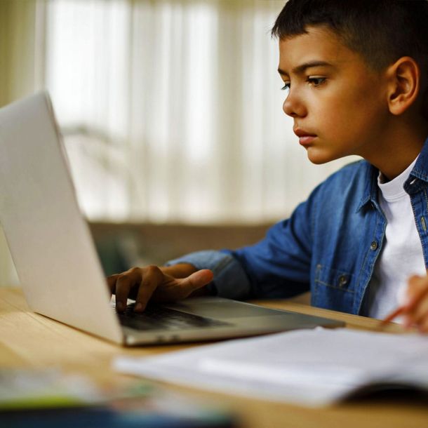 Ilustrasi Anak Belajar Online