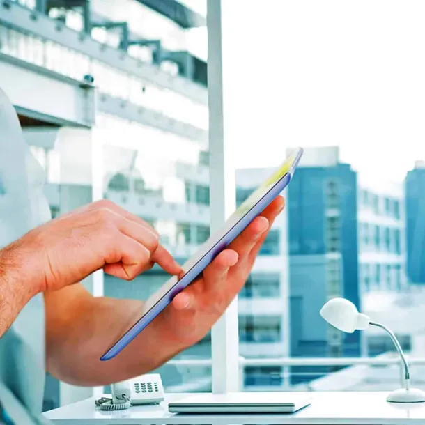 Insinyur konstruksi memeriksa tablet