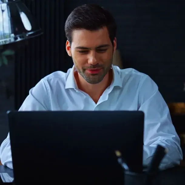 Ilustrasi Pria Mengetik Di Laptop