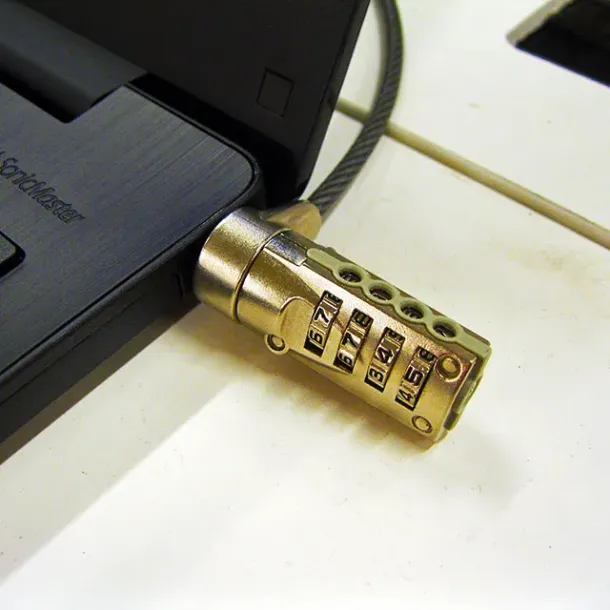 Laptop yang dikunci dengan kabel pengaman Kensington di toko komputer