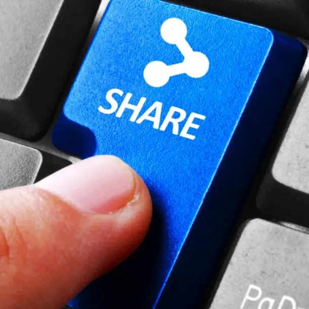 Ilustrasi Membagikan Informasi Ke Media Sosial