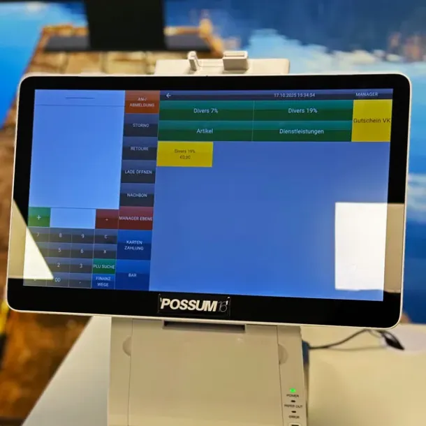 Kasir menggunakan sistem POS layar sentuh di meja kasir
