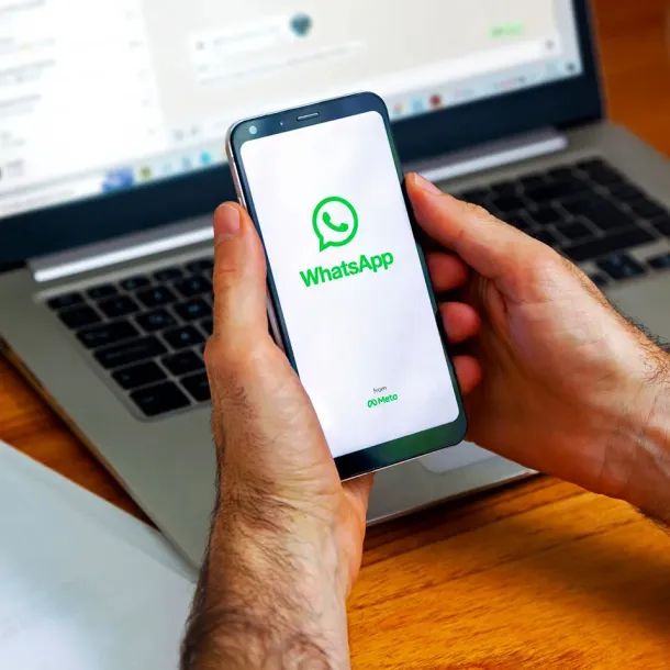 Ilustrasi Pria Menggunakan Whatsapp Mobile dan Desktop
