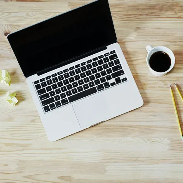 Ilustrasi Laptop dan Kopi untuk Riset