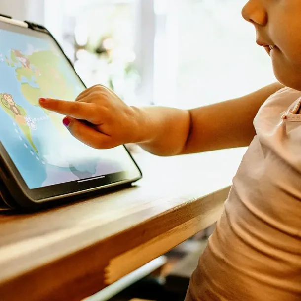 Ilustrasi Anak Kecil Menggunakan Gawai