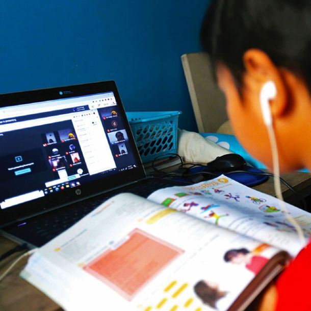 Ilustrasi Siswa Menggunakan Laptop