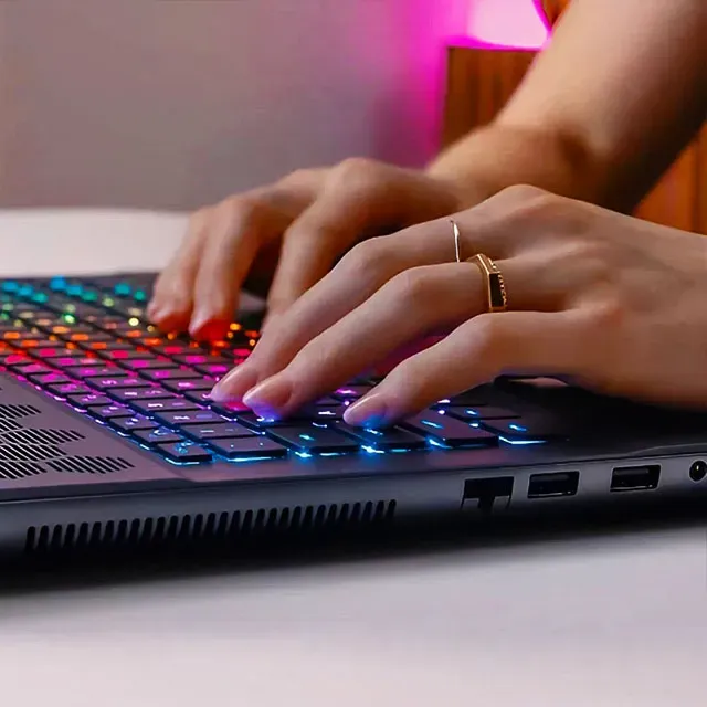 Ilustrasi Menggunakan Keyboard Laptop